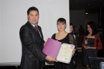 Öğrencimiz Defne Mutlucan diplomasını Belediye Başkanımız Sayın Mehmet Kocadon\'un elinden alırken