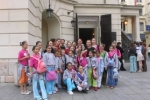 Prag Devlet Balesi’ni izlemek için tiyatronun önünde Rus öğrenci ve öğretmenlerle birlikte