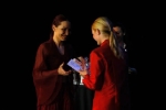 Zeynep Okçu “Sanat Yönetmenliği” ödülünü alırken