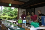 Konuk öğretmenlerle tipik bir Japon öğle yemeği